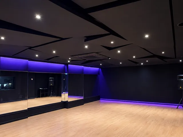 El aula de baile de Ayud Road Estudios, con espejos, luces moradas y el techo con tratamiento acústico