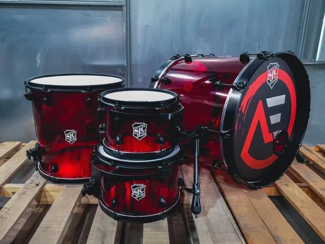 Batería SJC roja personalizada con el logo de Ayud Road Estudios en el bombo