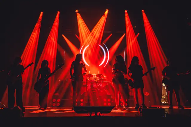 Banda a contraluz con luces rojas