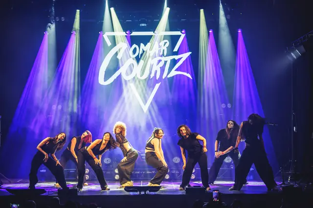 Coreografía con luces moradas